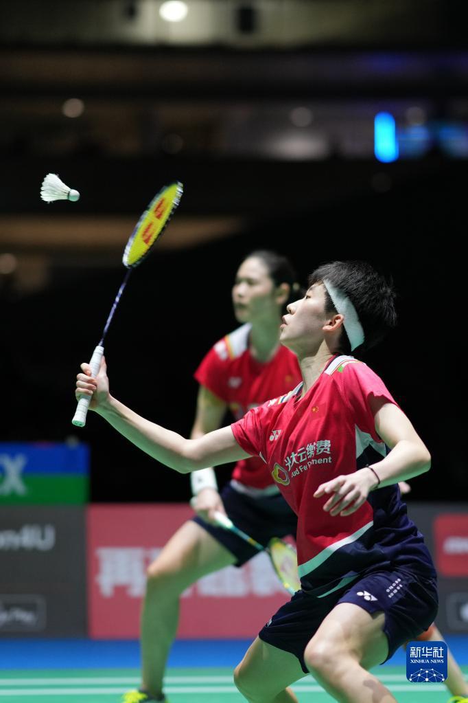 帮助她在比 帮助她在比